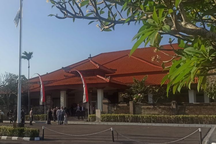 Peserta side event G20 berlarian ke luar ringan acara saat  tejadi guncangan gempa di Hotel Hilton, Nusa Dua, Badung, Bali pada Senin (22/8/2022). Kompas.com/ Yohanes Valdi Seriang Ginta