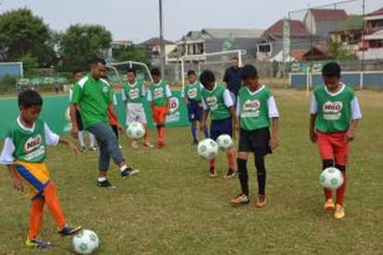 Firman Utina dan Sembilan pemain terbaik yang dipilih melalui  kompetisi sepak bola antar Sekolah Dasar MILO Football Championship