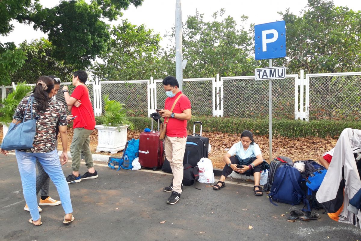 Keluarga korban bencana Palu datang ke Halim untuk minta diberangkatkan