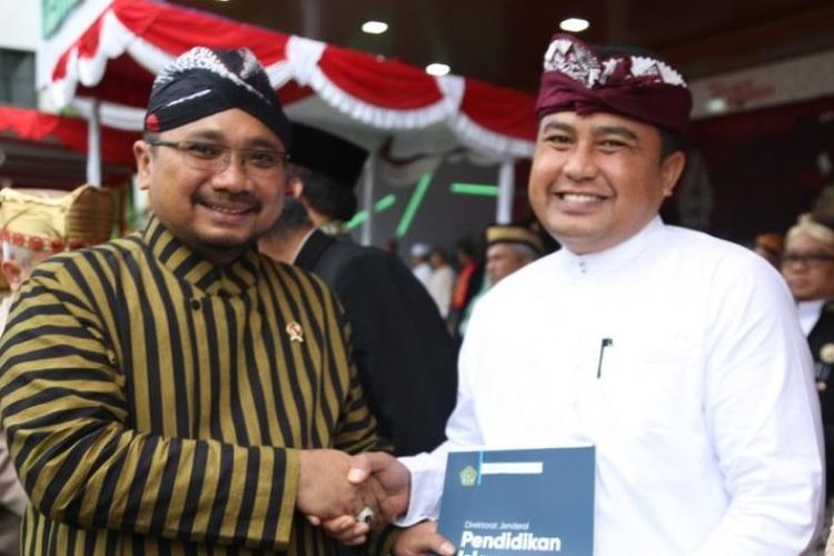 Menteri Agama RI, Yaqut Cholil Qaumas serahkan KMA Guru Besar kepada I Nyoman Subagia pada Upacara HAB ke-77  di halaman kantor pusat Kementerian Agama, Jakarta, Selasa (3/1/2022).