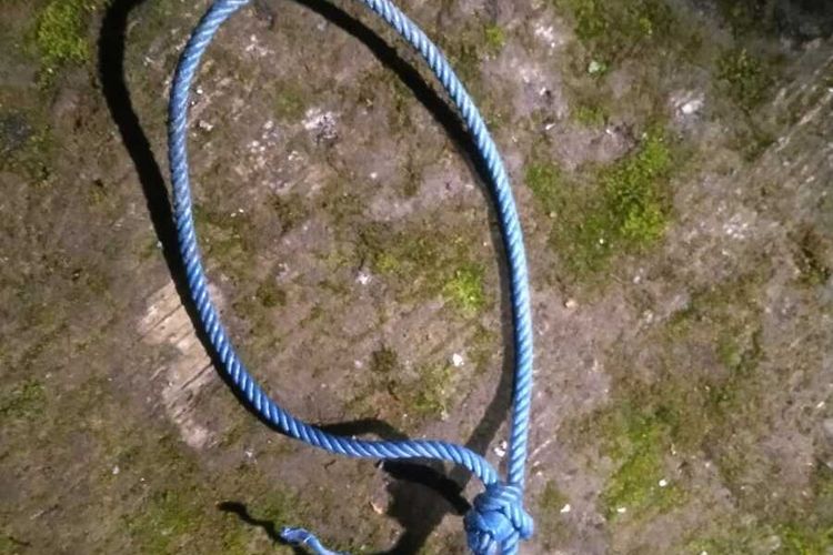 Petugas inafis Polresta Bandung saat mengevakuasi jenazah seorang pemuda yang tewas gantung diri di Kecamatan Cilengkrang, Kabupaten Bandung, Jawa Barat, pada Rabu (19/6/2024) kemarin