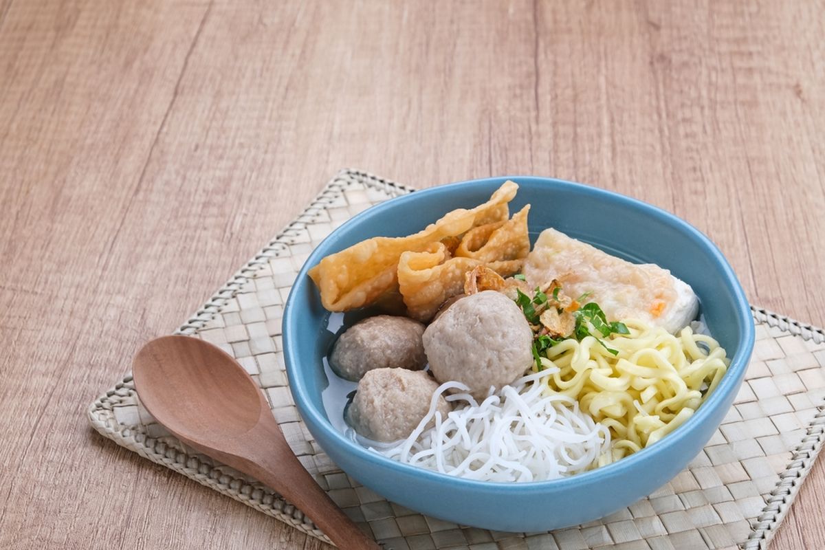 Semangkuk Bakso Malang lengkap dengan kuah kaldu gurih