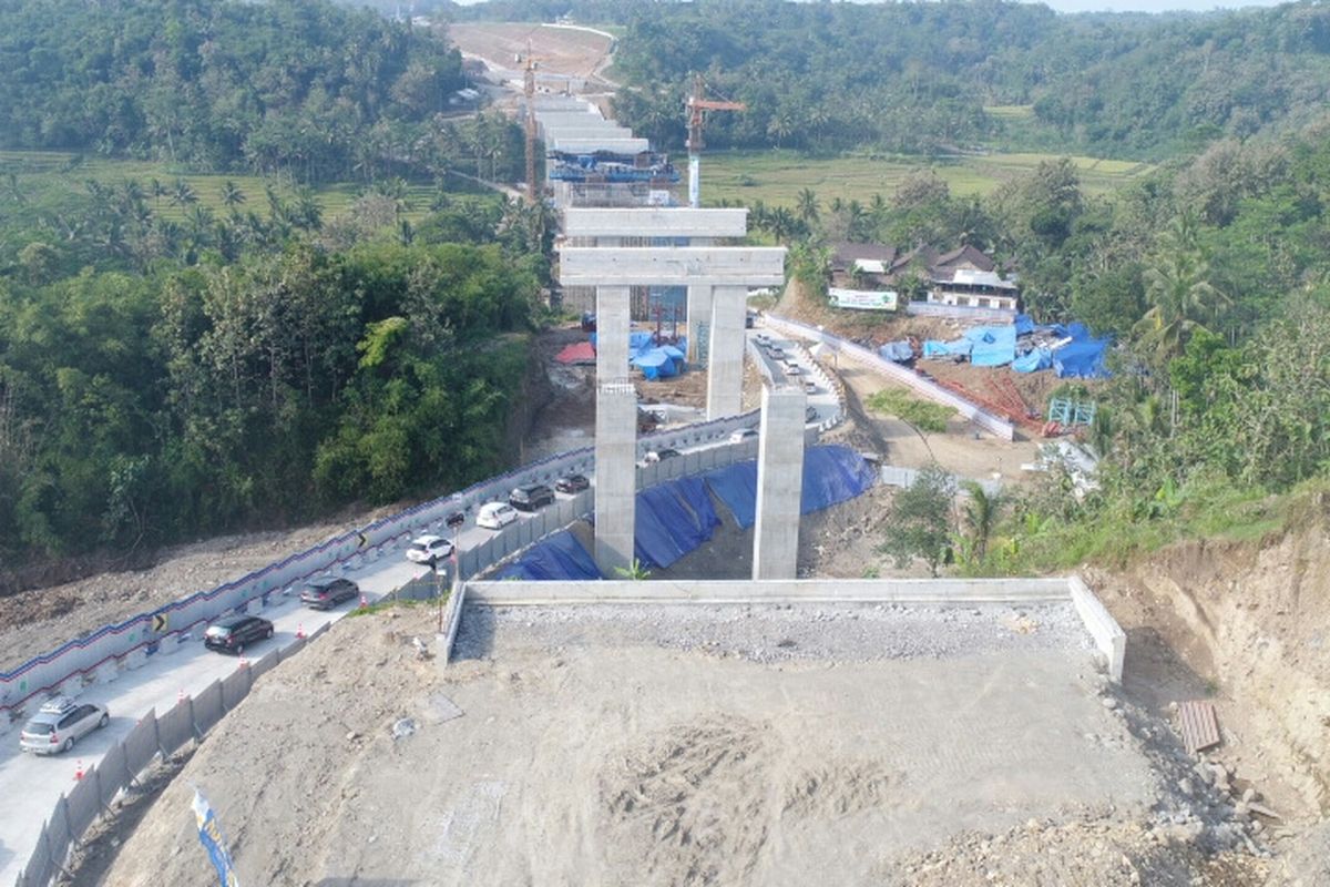 Sejumlah pemudik melintasi Jembatan Kali Kenteng yang ada di ruas Tol Salatiga-Kartasura.