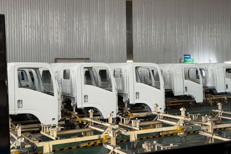 proses perakitan truk Isuzu