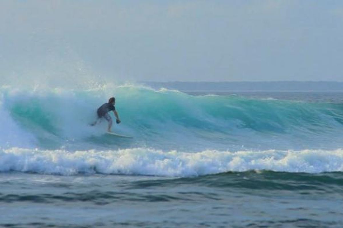 G-Land di Banyuwangi, Jawa Timur merupakan surga bagi peselancar. Ombak di sini disebut-sebut tertinggi kedua setelah Hawaii.