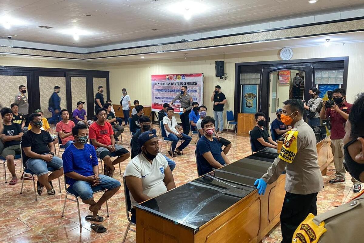 Para terduga pelaku pengambilan paksa jenazah di 3 rumah sakit di Makassar saat diamankan di Polrestabes Makassar, Selasa (8/6/2020).