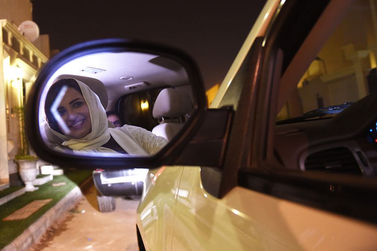 Samar Almogren terlihat di kaca spion mobilnya saat berkendara melalui jalanan Kota Riyadh, Minggu (24/6/2018). Momen bersejarah tercipta setelah otoritas Saudi pada 24 Juni waktu setempat resmi mencabut larangan bagi perempuan untuk mengemudi sebagai bagian dari program Putra Mahkota Pangeran Mohammed bin Salman memodernisasi beragam aspek dalam masyarakat Saudi.