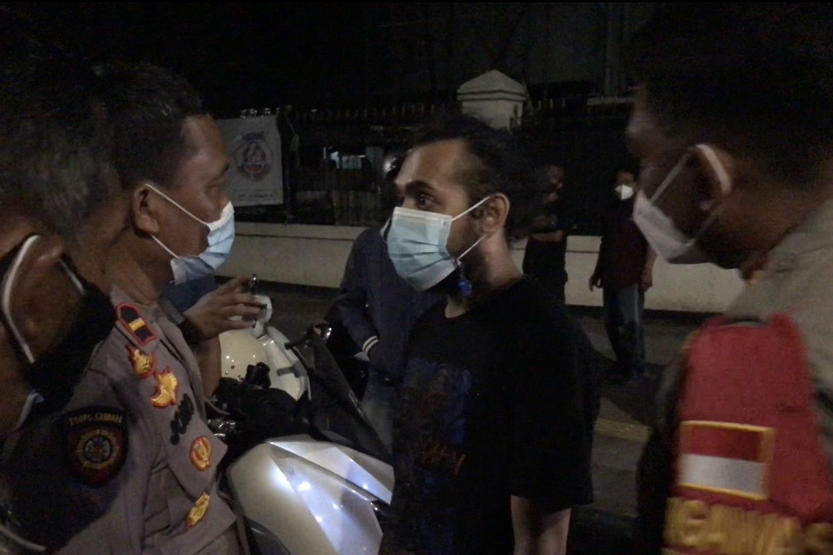 Seorang pria berinisial E dalam kondisi mabuk mengamuk saat polisi memeriksa surat-surat kendaraan bermotor di Jalan Bulungan Raya, Kramat Pela, Kebayoran Baru, Jakarta Selatan pada Minggu (12/9/2021) sekitar pukul 03.30 WIB.