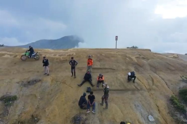 Pendaki TWA Kawah Ijen yang hilang saat ditemukan di area tebing oleh tim SAR.
