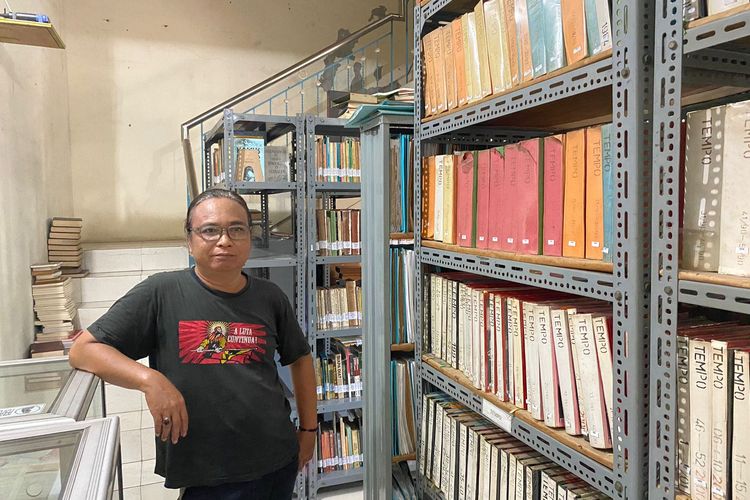 Teman Herman Hendrawan dan Petrus Bima Anugerah, Dandik Katjasungkana, saat berada di Perpustakaan Medayu Agung, Surabaya (Foto: Andhi Dwi)