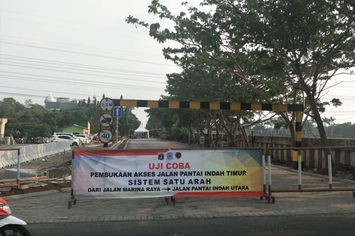 Gerbang Jalan Komplek Pinisi dan Trimaran yang dibongkar Pemerintah Kota Jakarta Utara untuk dibuat jalan tembus