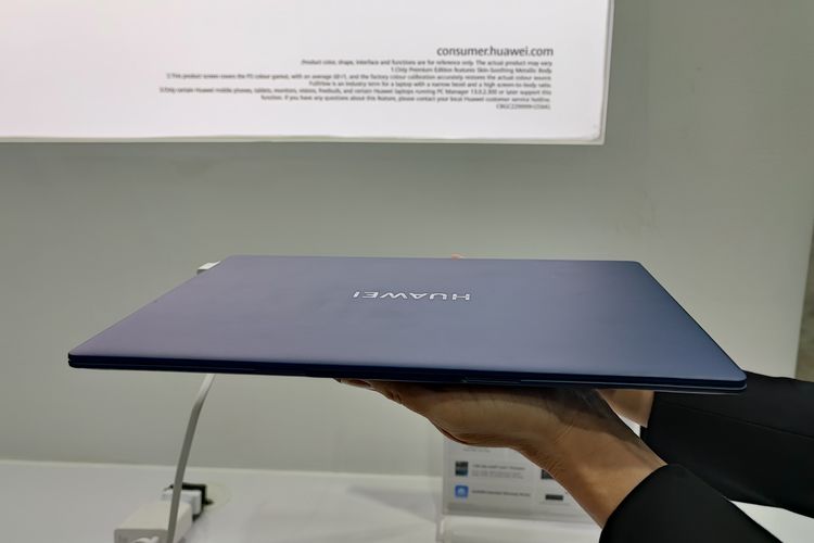 Tampang Huawei MateBook X Pro 2022 yang mengunggulkan desain tipis dan ringan.