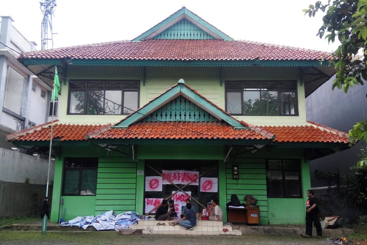 Kantor DPC PPP Jakarta Selatan masih dijaga warga pada Selasa (18/4/2017).