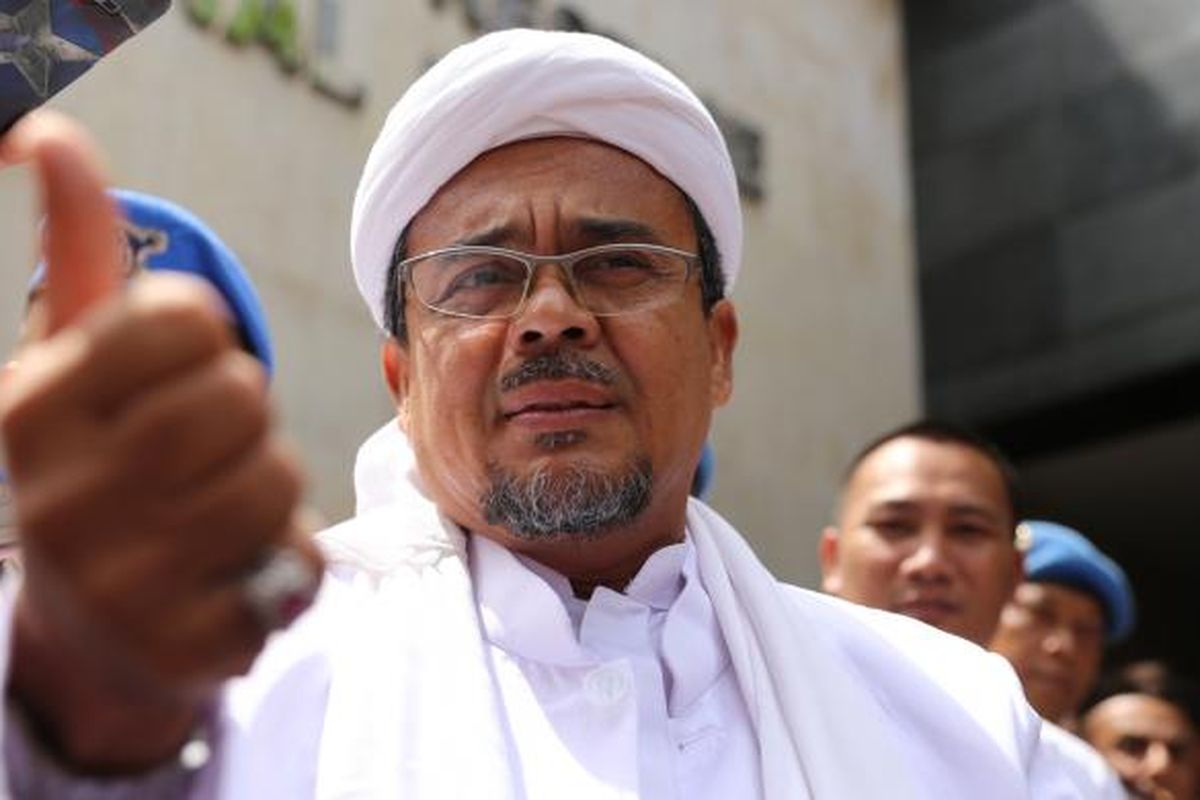 Pimpinan Front Pembela Islam, Rizieq Shihab tiba di Kantor Direktorat Reserse Kriminal Umun, Polda Metro Jaya, Jakarta, Rabu (1/2/2017).