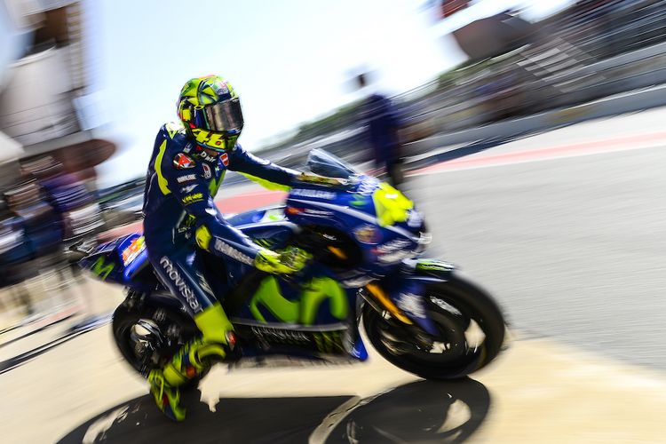 Pebalap Movistar Yamaha MotoGP asal Italia, Valentino Rossi, meninggalkan pit saat sesi latihan ketiga GP Catalunya di Circuit de Barcelona-Catalunya, Montmelo, Sabtu (10/6/2017).