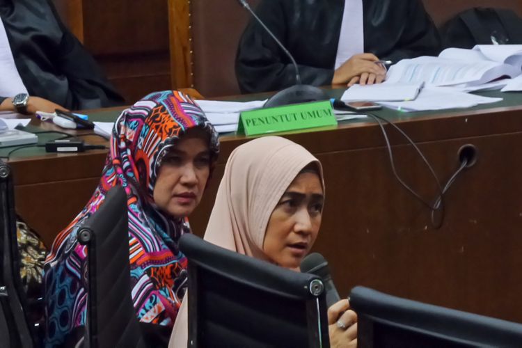 Sri Wahyuningsih alias Cici Tegal dan Mediana Hutomo bersaksi untuk terdakwa mantan Menteri Kesehatan, Siti Fadilah Supari, di Pengadilan Tipikor Jakarta, Rabu (3/5/2017).