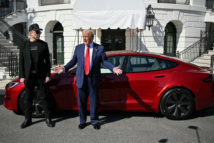 Presiden Amerika Serikat Donald Trump dan CEO Tesla Elon Musk saat berdiri di depan mobil Tesla merah, ketika berbicara kepada awak media di South Portico, Gedung Putih, Washington DC, 11 Maret 2025.