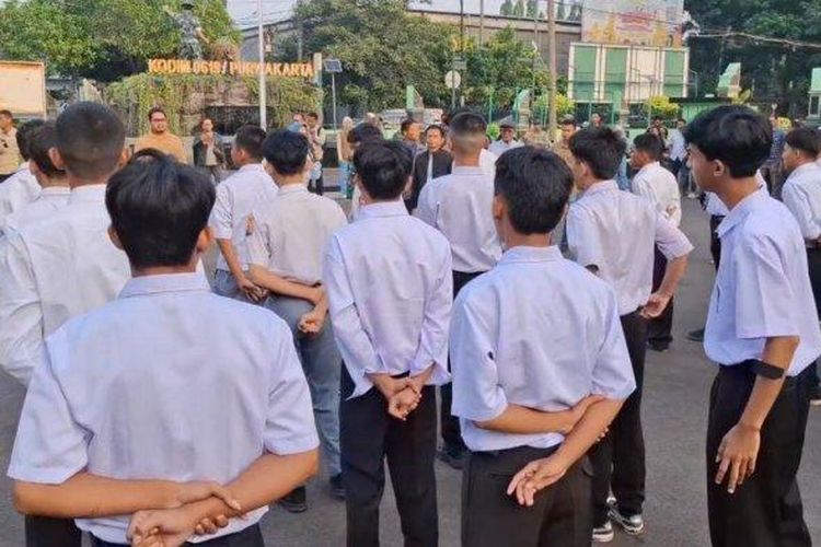 Tangis Haru Iringi 45 Siswa Berangkat ke Barak Militer: Walau Nakal, Tetap Anak Saya...