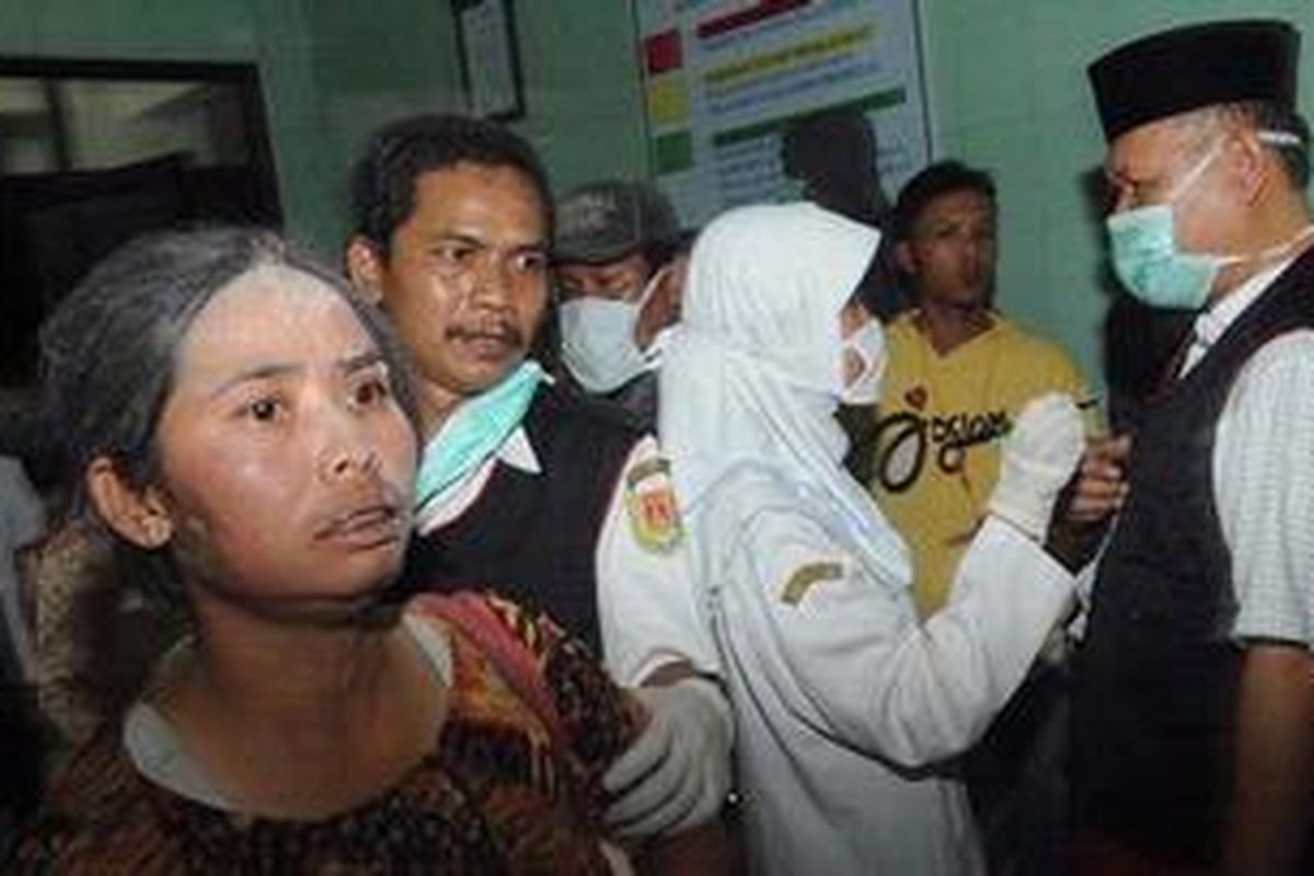 Warga yang sakit dilarikan ke ruang Instalasi Gawat Darurat RSUD Muntilan, Kabupaten Magelang, Jawa Tengah, Selasa (26/10/2010). Satu orang meninggal dan puluhan warga terpaksa dirawat di rumah sakit pasca-erupsi Gunung Merapi di Kabupaten Magelang yang menimbulkan hujan abu, pasir, dan kerikil. 