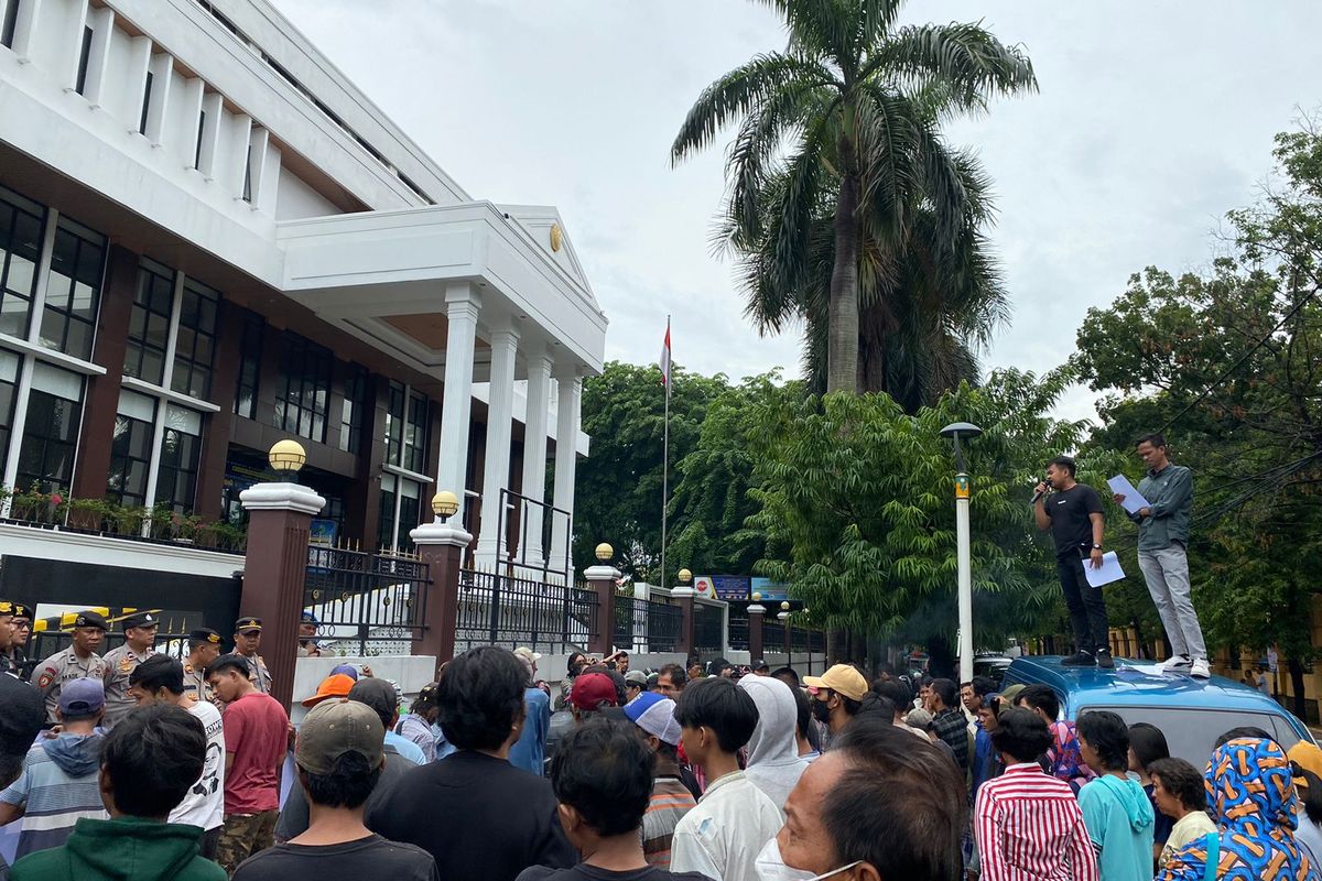 FPK melakukan aksi terkait gugatan eks-ketua MK Anwar Usman di depan Pengadilan Tata Usaha Negara (PTUN), Rabu (3/1/2024). 