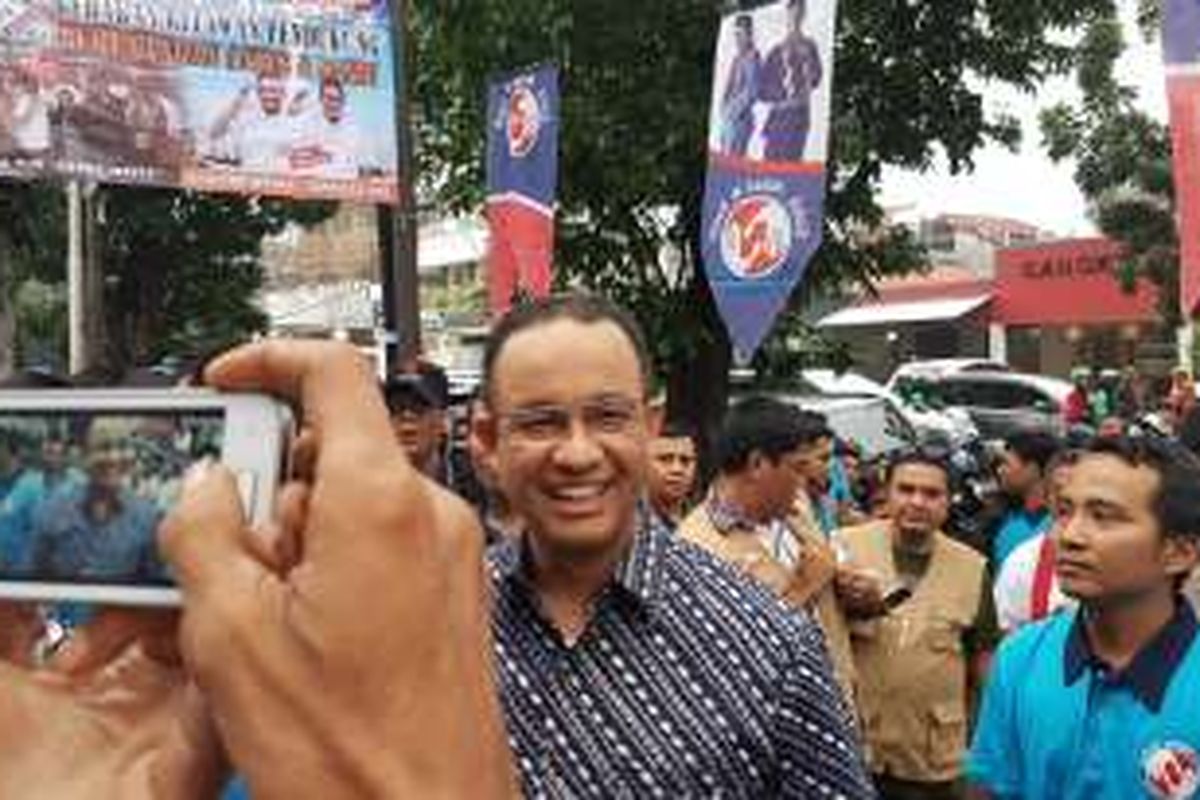 Bakal calon gubernur DKI Jakarta Anies Baswedan menyapa relawan pendukungnya di salah satu rumah makan daerah Panglima Polim, Jakarta Selatan, Jumat (21/10/2016).
