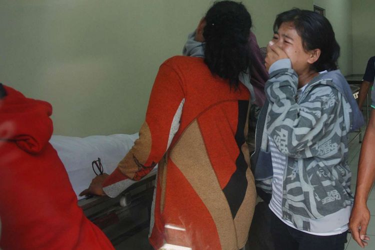 Dua wanita menangis setelah menerima kabar seorang anggota keluarganya meninggal akibat meminum minuman keras (miras) jenis oplosan, di sebuah rumah sakit di Bandung, Jawa Barat, Senin (9/4/2018). Korban miras jenis oplosan di daerah tersebut terus bertambah, dari data terakhir sebanyak 23 orang dilaporkan tewas dengan indikasi keracunan.