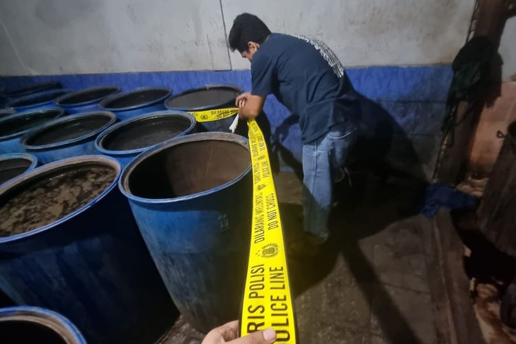 Bareskrim Polri menggeledah pabrik jamu ilegal di Banyuwangi, Jawa Timur, Selasa (11/7/2023).