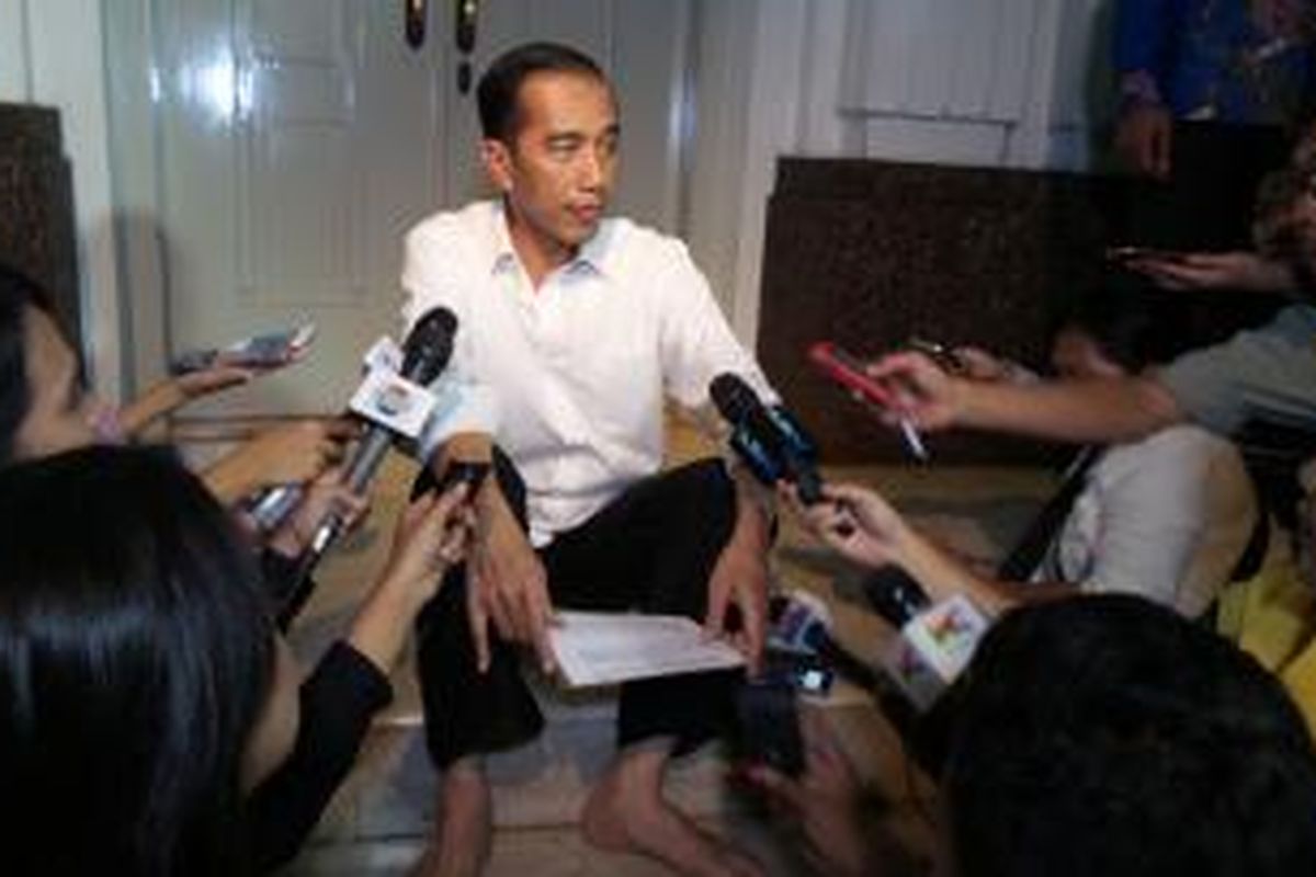 Presiden terpilih Joko Widodo saat berbincang dengan wartawan di rumah dinas kegubernuran DKI Jakarta, Jalan Taman Surapati 7, Menteng, Jakarta Pusat.