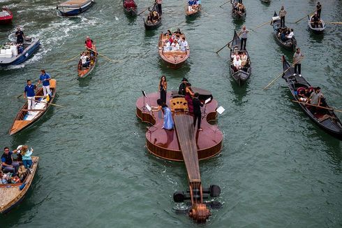 Biola Raksasa Mengambang di Venesia, Simbol Harapan di Tengah Pandemi