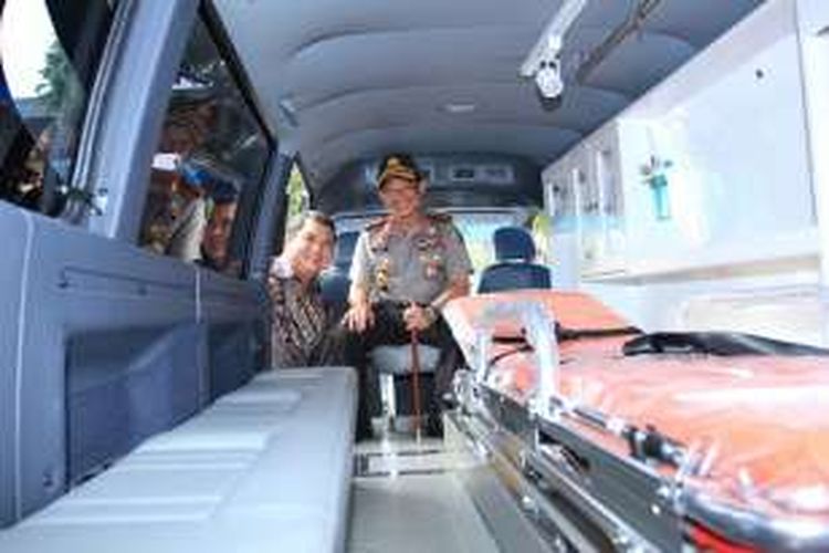 Dirut PGN Hendi Prio Santoso bersama Kapolri Tito Karnavian usai penyerahan bantuan ambulance dari PGN ke Polri