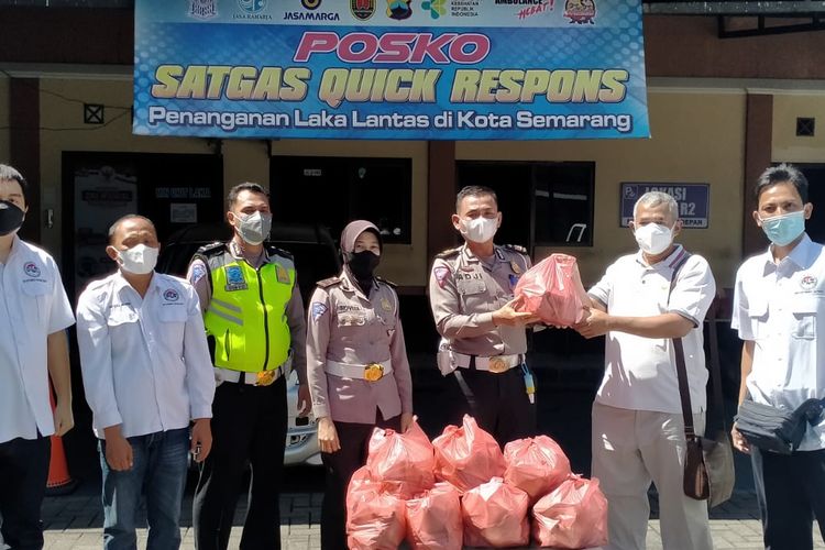 Bantuan nasi bungkus dari Aptrindo Jateng dan DIY 