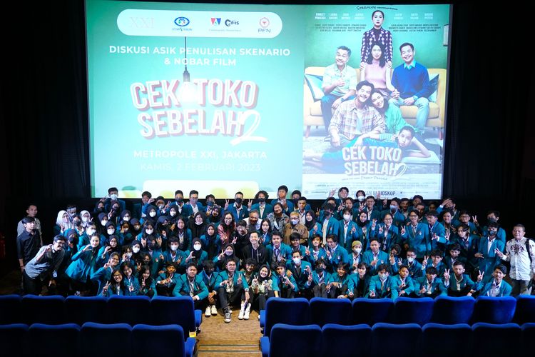 Sebanyak 100 orang siswa-siswi SMK Metland melakukan diskusi bersama Ernest Prakasa yang merupakan Sutradara sekaligus Penulis Naskah Film Cek Toko Sebelah 2 di Jakarta.