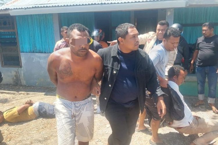 Para pelaku pembunuhan dan pembakaran sepeda motor di Kupang saat ditangkap polisi