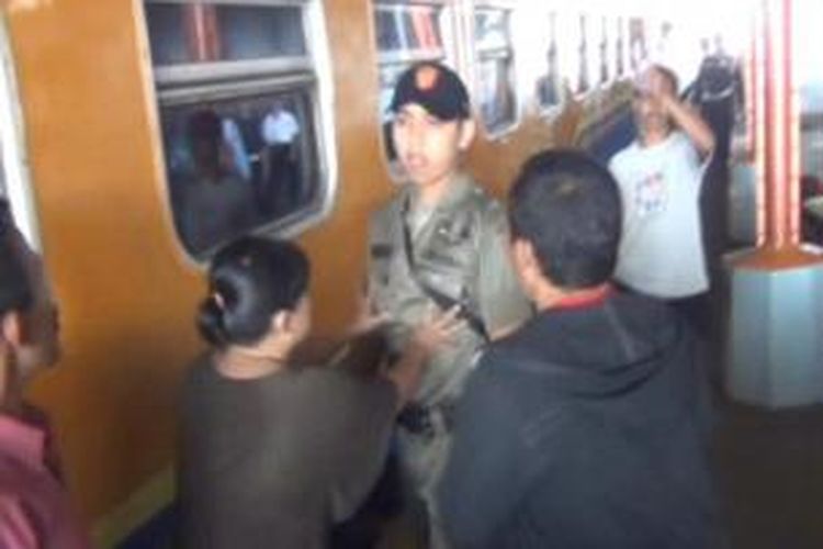 Pedagang asongan dan petugas keamanan di Stasiun Klaten, Jawa Tengah, Selasa (3/9/2013). 