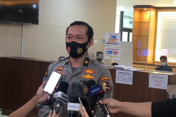 A file photo of National Police spokesman Brigadier General Awi Setiyono spoke to journalists at the Criminal Investigation Agency (Bareskrim) building in South Jakarta on Saturday, August 8, 2020.  