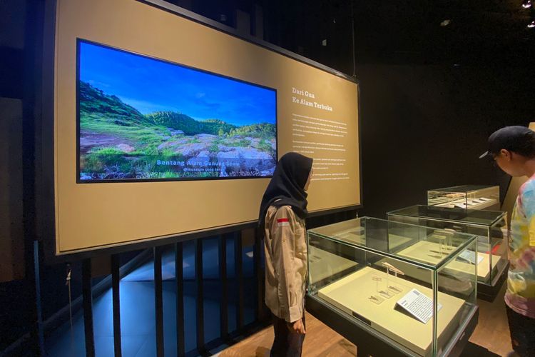 Pengunjung yang melihat-lihat koleksi di bagian dalam Museum Song Terus Pacitan, Jawa Timur. 