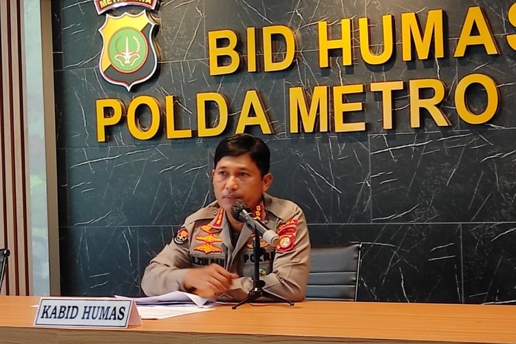 Kabid Humas Polda Metro Jaya, Kombes Pol Endra Zulpan saat menggelar konferensi pers terkait penangkapan Dhia Ul Haq di Polda Metro Jaya, Rabu (13/4/2022).