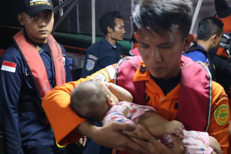 Petugas SAR Pangkalpinang evakuasi penumpang kapal feri yang kandas, Kamis (13/7/2023) malam.