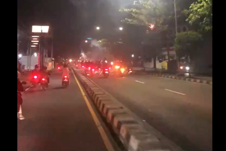 KEMBANG API: Aksi segerombol pemotor yang menyalakan kembang api di Jalan Parangtritis, Bantul, Daerah Istimewa Yogyakarta (DIY).