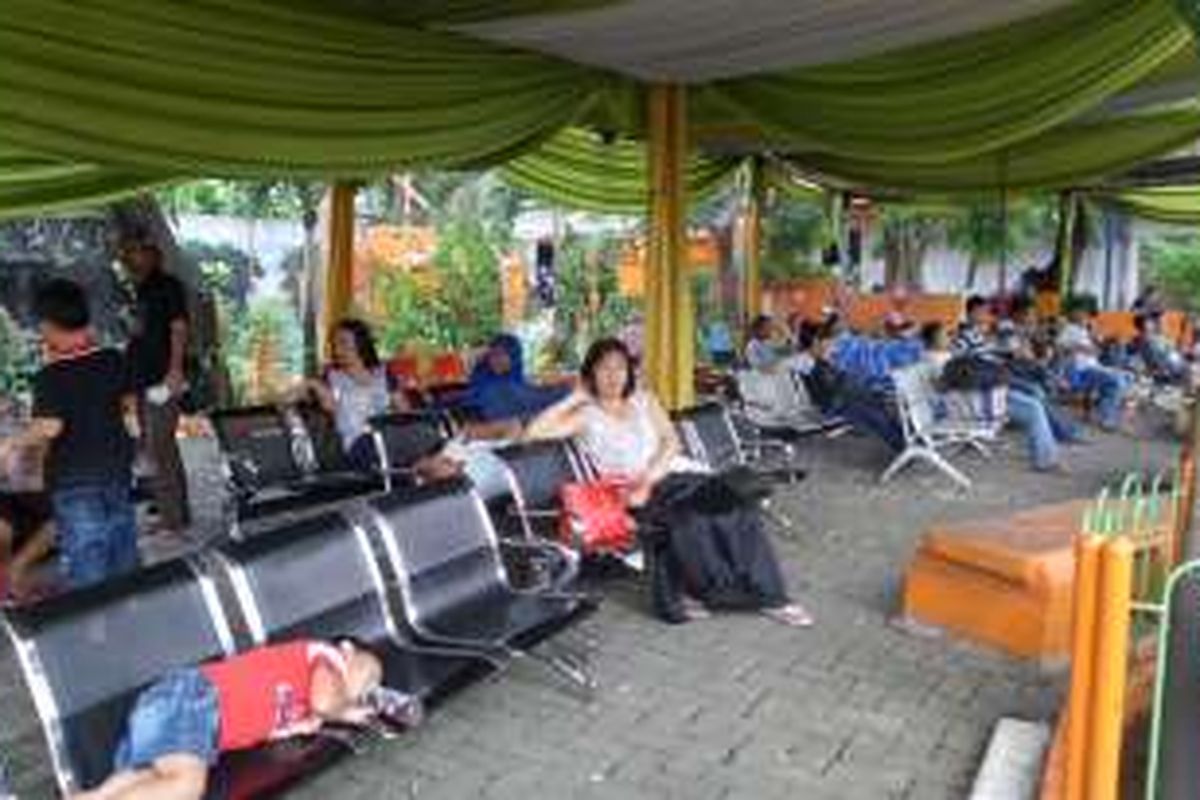 Salah satu tempat tunggu penumpang di Terminal Kalideres, Jakarta Barat, Senin (11/7/2016). Beberapa penumpang terpaksa menginap karena bus yang mereka akan naiki belum tiba dari luar Jakarta.