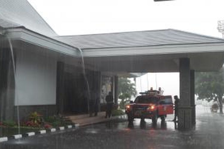Hujan deras mengguyur Bandara Halim Perdana Kusuma saat Presiden Joko Widodo lepas landas menggunakan peswat kepresidenan menuju Kuala Lumpur, Malaysia, Minggu (26/4/2015).