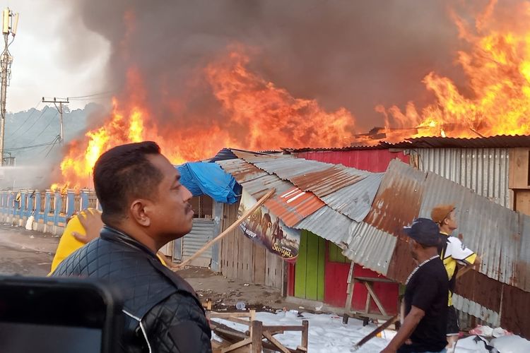 Suasana api semakin membesar pada Senin pagi di pasar Wosi Manokwari