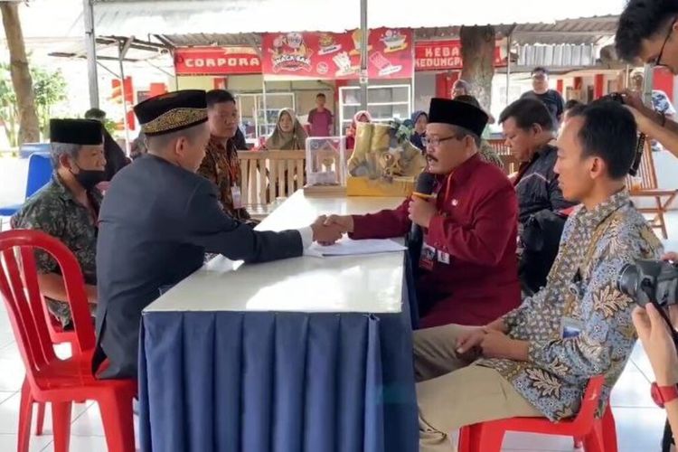 Warga binaan melangsungkan pernikahan di Lapas Kedungpane Semarang, Jawa Tengah.