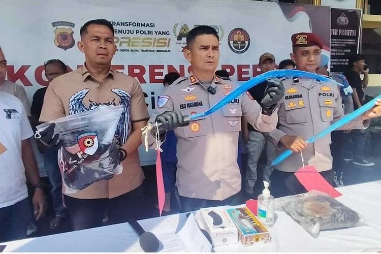Kapolres Cirebon Kota AKBP Eko Iskandar menunjukan tiga pelaku dan barang bukti kasus pembunuhan di Mapolres Cirebon Kota pada Kamis (21/8/2025) siang.