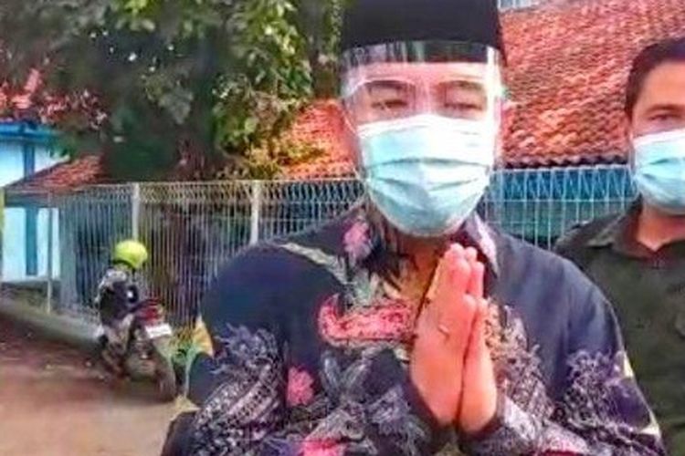 Bupati Way Kanan Raden Adipati Surya saat tiba di RSUD dr H Abdoel Moeloek Bandar Lampung untuk melayat wakilnya yang meninggal akibat corona, Edward Antony, Minggu (16/08/2020). 