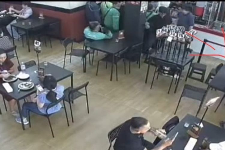 Viral Pria Berjaket Ojol Diduga Curi Tas Karyawan Restoran di Jakbar, Korban Lapor Polisi