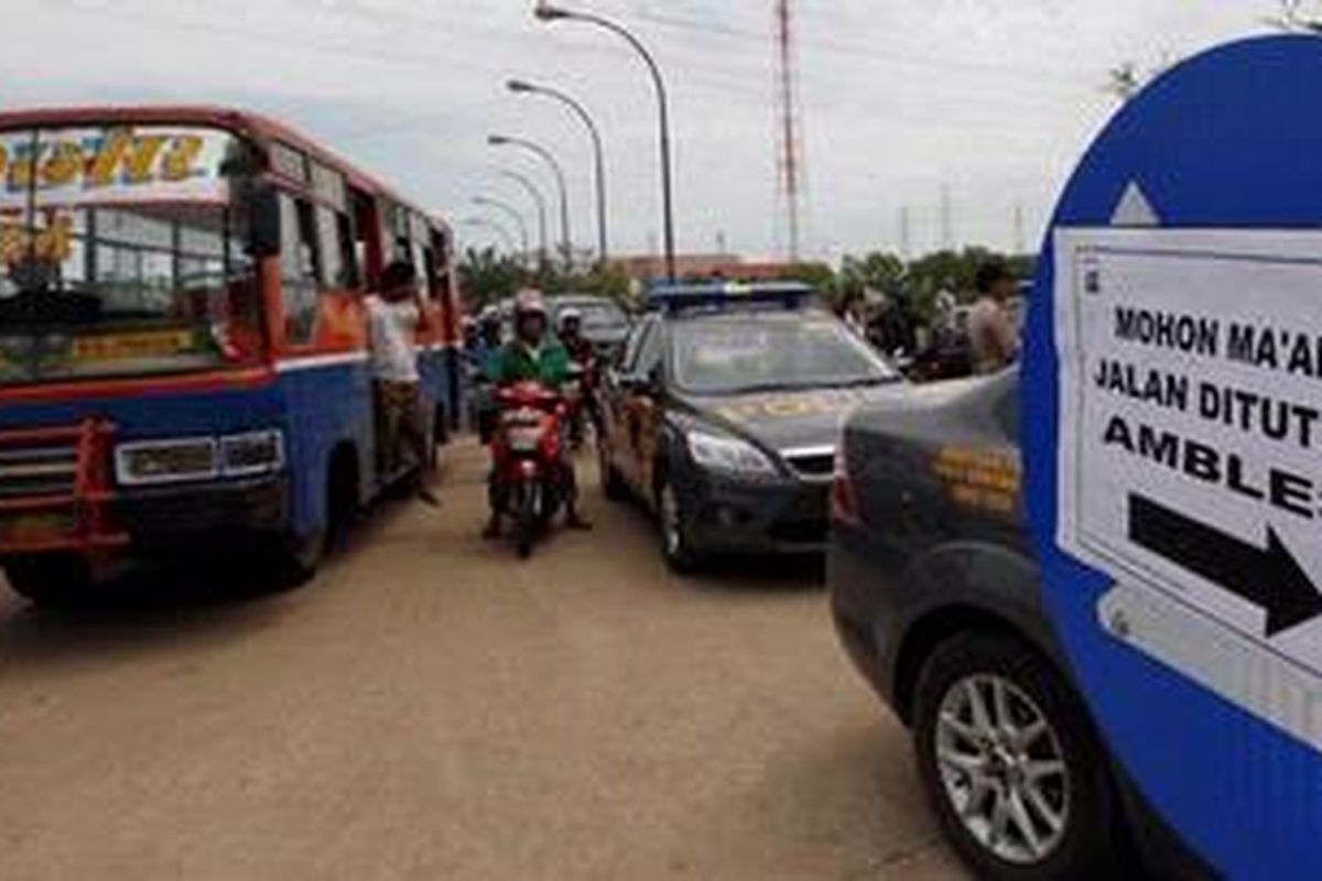 Kendaraan terpaksa memutar arah akibat ambrolnya Jalan RE Martadinata, Jakarta Utara, Kamis (16/9/2010). Jalan sepanjang 103 meter ambrol sekitar pukul 03.15.