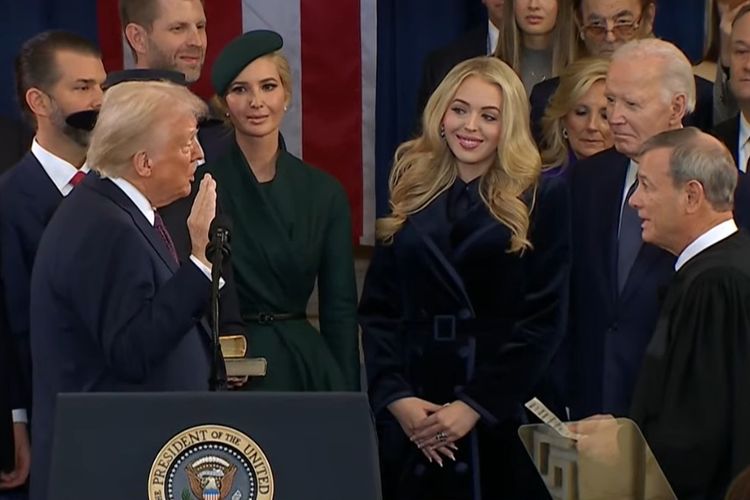 Ini 2 Alkitab yang Dipakai dalam Pelantikan Donald Trump sebagai Presiden AS
