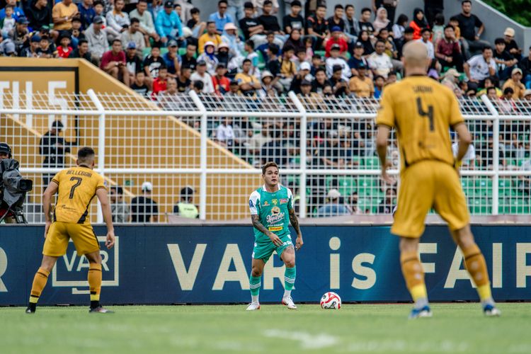 Aksi Paulo Gali Freitas (tengah) dalam partai Super League 2025-2026 Bhayangkara FC vs Persebaya di Stadion Sumpah Pemuda, Bandar Lampung, Jumat (28/11/2025).