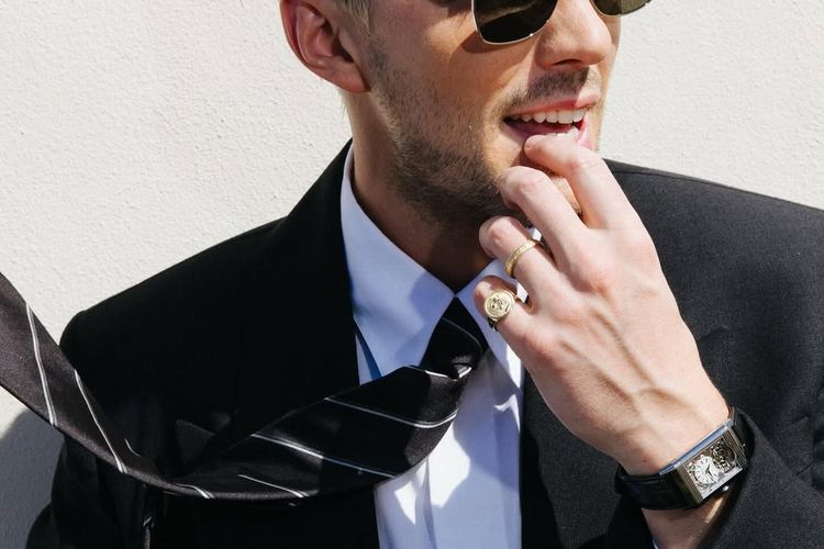 Nicholas Hoult tampil keren di premiere Superman dengan rambut pirang, celana kulit, hingga aksesori mewah. Gaya barunya sukses mencuri perhatian.